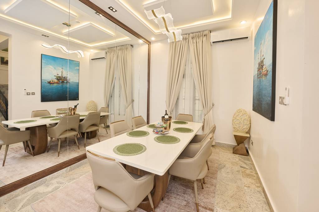 Signature Lodge dining area with mirror wall and marble table
